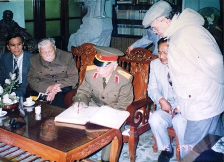 Đại tướng Võ Nguyên Giáp ghi vào sổ vàng lưu niệm của Nông trường Thống Nhất Thanh Hóa.