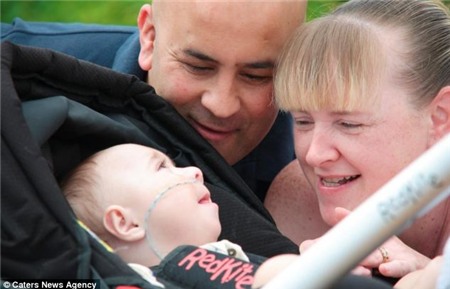 Bố mẹ hô hấp nhân tạo 5 lần mỗi ngày để cứu sống con 1