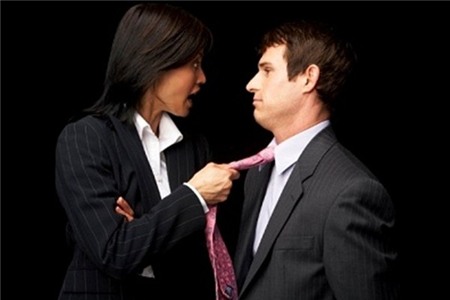 Khi sếp bà tới công sở... đánh ghen 3