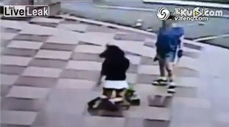 Trốn học, nữ sinh bị mẹ đánh tới tấp trước mặt nhiều người 1