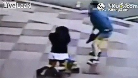 Trốn học, nữ sinh bị mẹ đánh tới tấp trước mặt nhiều người 2