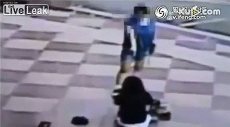 Trốn học, nữ sinh bị mẹ đánh tới tấp trước mặt nhiều người 3