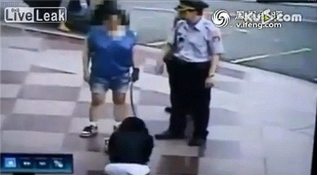 Trốn học, nữ sinh bị mẹ đánh tới tấp trước mặt nhiều người 4
