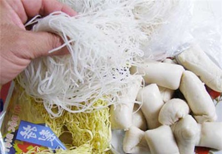 Choáng: Măng ngâm hóa chất, hủ tiếu gây sỏi thận - 1