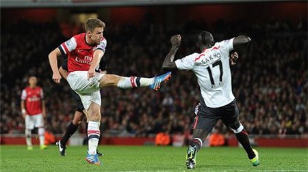 Aaron Ramsey (trái) có một trận xuất sắc trước Liverpool