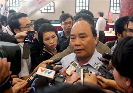 Phó Thủ tướng Nguyễn Xuân Phúc chả lời báo chí