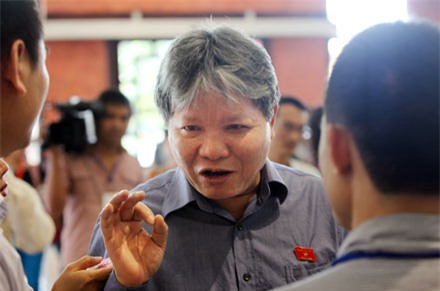Bộ trưởng Bộ tư Pháp Hà Hùng Cường trao đổi với báo chí bên lê Quốc hội (ảnh Việt Hưng)