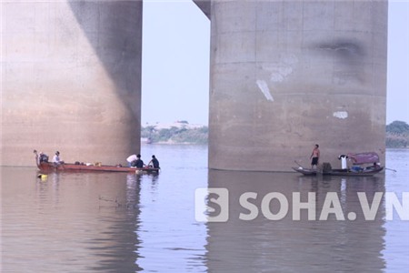 Trên dọc sông Hồng, gia đình vẫn đang thuê thuyền tích cực tìm kiếm.