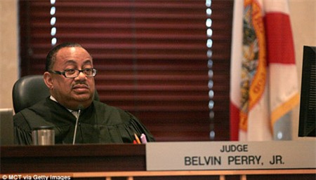 Thẩm phán Perry bị “chôm” chữ ký để làm “giấy ra trại” giả