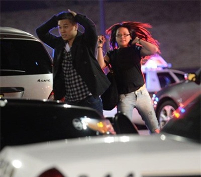 Người mua hàng được sơ tán khỏi Westfield Garden State Plaza Mall. Ảnh: NYDailynews