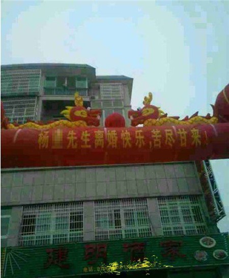 Mở tiệc hoành tráng mừng... ly hôn | Chuyện lạ 4 phương,Chuyện lạ thế giới,Phi thường,Chuyện lạ có thật,Chuyện lạ khó tin,Bán trinh tiết