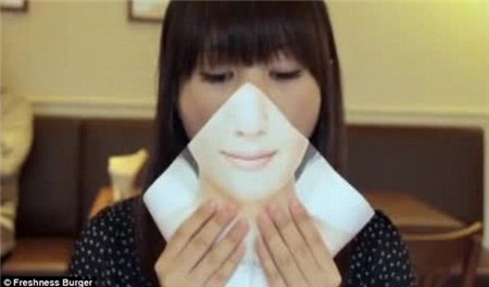 Khăn giấy che miệng giúp phụ nữ thoải mái ăn uống tại nhà hàng | khăn che miệng,nhật bản,phát minh kỳ