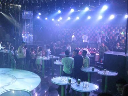 Một số bạn trẻ thường hít khí cười tại các bar, vũ trường Ảnh: PHẠM DŨNG