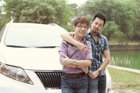 Long Nhật tình tứ với bạn trai bên xế 4 tỷ đồng - 1