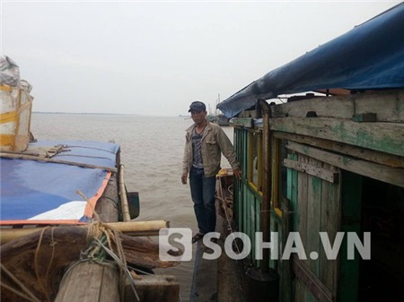 Hình ảnh anh Nguyễn Hữu Huy chồng của nạn nhân cùng với các thành viên khác trong gia đình tiến hành tìm kiếm tại khu vực cửa biển Ba Lạt (Ảnh do ông Quang cung cấp).