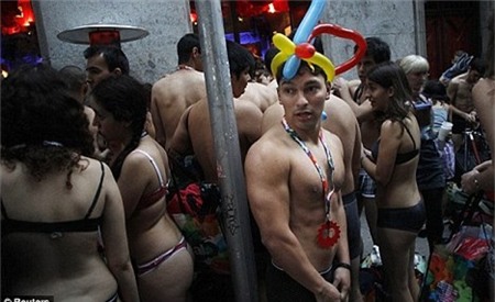 3 cách giảm giá cho khách hàng kỳ lạ nhất | giảm giá,váy,khách hàng,công viên,chiêu,đồ lót,thu hút,đồng hồ,giảm cân,mua hàng giảm,kỳ quặc