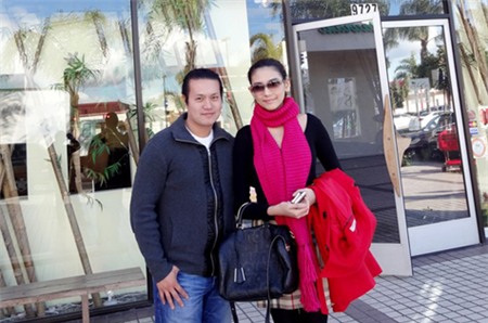 Siêu mẫu Hoàng Yến và ông bầu Minh Chánh trong bức hình chụp chung