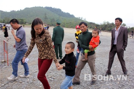 Các em nhỏ cũng được bố mẹ đưa đến viếng Đại tướng và kể cho các em nghe rất nhiều những câu chuyện về vị Tướng huyền thoại.