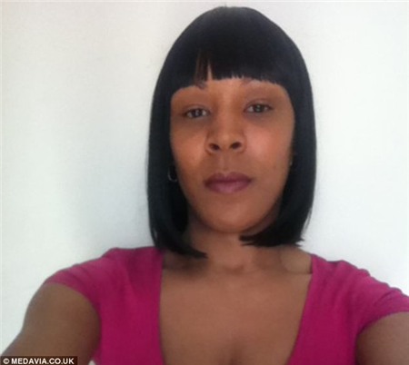 Xăm hình trái tim lên chân, người phụ nữ bị phồng rộp kinh hoàng 1