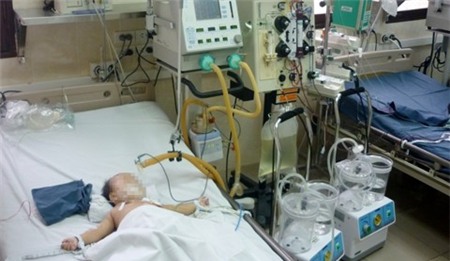 Mẹ cho con uống thuốc độc ngay sau ngày sinh nhật 2