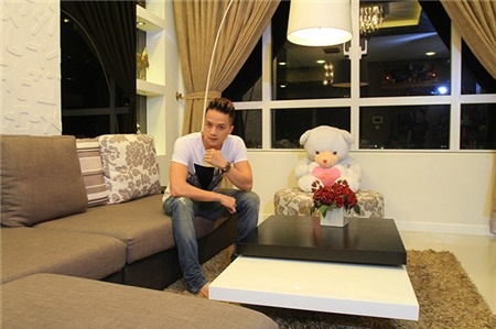 Sau nhiều năm miệt mài trên con đường ca hát, Cao Thái Sơn đã mua được một căn hộ mới, nằm trên tầng 21, có giá hàng triệu USD (từ 21 tỷ đồng trở lên), nằm trong một trong những dự án căn hộ xa xỉ của Sài Gòn. Anh cũng chính là hàng xóm của vợ chồng nữ ca sỹ Cẩm Ly.