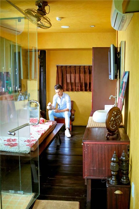 Phòng ngủ của Ngọc Tình nằm trên tầng hai. Tuy không rộng lớn nhưng rất thoáng đãng. Anh chàng đặc biệt rất thích nằm nghỉ ngơi trên chiếc phản gỗ mát lạnh trong phòng mình