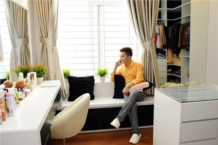 Nằm ở tầng 11 của một khu căn hộ cao cấp, ngôi nhà của nam ca sĩ Nam Cường có không gian rất thoáng, ánh sáng tràn ngập khắp nơi.

Khi mới chuyển về ở, Nam Cường đã dành hẳn 1 tháng để trang trí, sắp xếp đồ đạc theo ý thích. Ngôi nhà có 3 phòng ngủ đã được Nam Cường ưu tiên dành hẳn 1 phòng để cất giữ trang phục, phụ kiện và bày trí như một shop thời trang thu nhỏ.