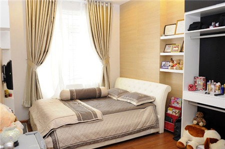 Phòng ngủ chính trang nhã với gam màu kem. Phòng ngủ của Cường cực kỳ đơn giản, chỉ với một bàn nhỏ để đồ linh tinh. Cường quan niệm, đây là chốn nghỉ ngơi, nạp lại năng lượng để chạy show tất bật nhằm trả nợ…tiền mua nhà nên không gian đúng nghĩa chỉ để ngủ mà thôi.