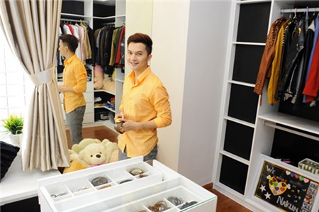 Phòng thay đồ được Cường bày trí tủ bao quanh 3 bức tường gồm: tủ đựng quần áo, vali, giày, tủ bàn trang điểm. Ngay giữa phòng là tủ để phụ kiện như mắt kiếng, dây nịt….