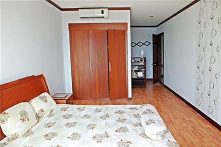 Phòng ngủ của Huỳnh Anh khá đơn giản nhưng toát lên không khí trẻ trung, tươi sáng như lứa tuổi của&nbsp; anh.