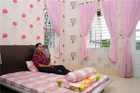 Chàng người mẫu điển trai có vẻ thích thú với không gian sống thắm tươi hoa xanh, hoa đỏ. Tự nhận mình yêu thích các loài hoa cho nên Đức Tiến đã trang trí ngôi nhà của mình như một khu vườn hoa tươi thắm.