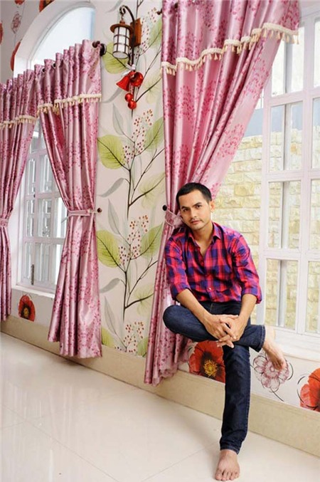 Phòng ngủ lãng mạn, mộng mơ với tường hoa hồng, rèm hồng, vỏ chăn ga gối đệm cũng mang sắc hồng thắm của hoa dịu dàng.