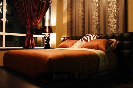 Nội thất của căn phòng không chỉ được lựa chọn và sắp xếp theo tiêu chí đẹp, tạo sự thoải mái mà còn đảm bảo các yếu tố phong thủy.