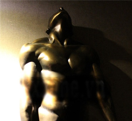 Trong phòng ngủ của Cao Thái Sơn còn treo tượng khỏa thân nam giới.