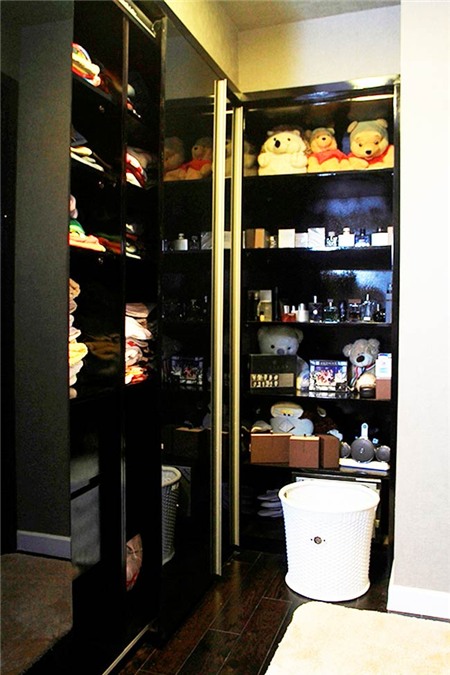 Một phần không gian để tủ đồ và những vật dụng cần thiết.