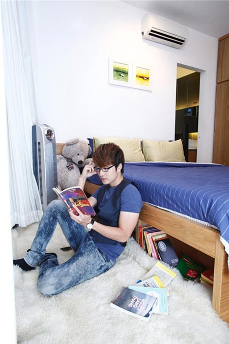 Căn hộ của chàng MC điển trai Thanh Tú rộng 84m2, tọa lạc ở một chung cư tại Q.8, TP.HCM. Không gian sống được chính tay gia chủ thiết kế, sắp đặt theo dạng khối đặc – rỗng mang nhiều công năng cho người sử dụng. Tiêu chí của chàng MC gốc Bình Dương khi trang trí căn hộ của mình là: giản đơn nhưng sang trọng.
'Tú mạng Hỏa nên chọn chất liệu nội thất chủ đạo cho căn nhà mình là gỗ. Ngoài ra, Tú cũng muốn đơn giản hóa không gian trong nhà nhằm thể hiện sự tinh tế của kiến trúc'- Thanh Tú chia sẻ.