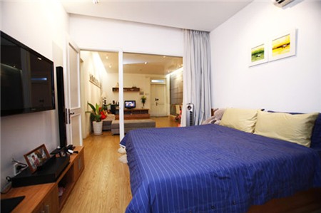 Điểm nhấn ở tổ ấm của chàng MC điển trai này chính là phòng ngủ và phòng khách được kết nối với nhau rất đồng điệu bằng một tấm kính trong suốt.