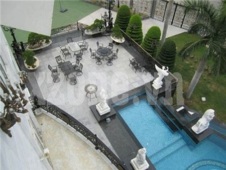 Ngôi biệt thự nằm trên con đường Trần Văn Hưởng (quận 2 - TP.HCM) là nơi Tăng Thanh Hà và chàng Việt kiều Louis Nguyễn trở về sau khi hôn lễ tưng bừng tối qua.