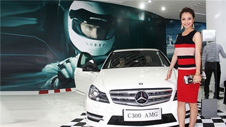 Trong đám cưới năm 2012 của cặp đôi nổi tiếng này, một đội ngũ bảo vệ đông đảo đã được cắt cử canh gác trước lối vào biệt thự