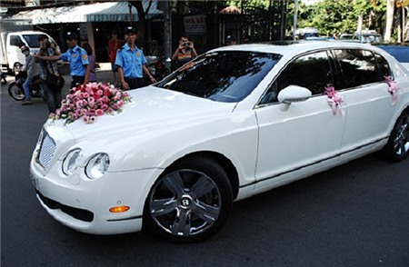 Jennifer Phạm trên xe hoa về nhà chồng