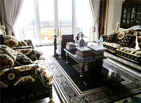 Nội thất trong nhà với phong cách hoàng gia Châu Âu rất quý phái. Rất nhiều các đồ nội thất có hình dáng lạ và được phủ một lớp màu vàng bên ngoài tạo nên vẻ xa hoa, lộng lẫy.