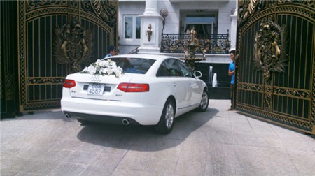 Ngôi nhà tinh tế đến từng chi tiết, ngay cả cầu thang cũng trở thành một tác phẩm nghệ thuật mà ai thấy cũng phải khen ngợi.