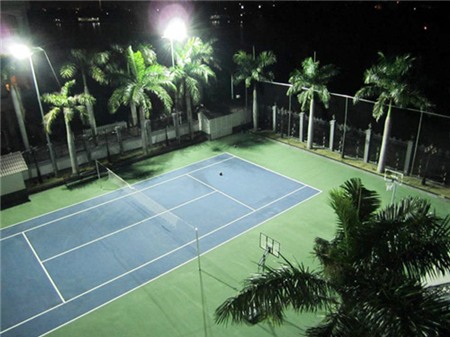 Sân tennis vẫn còn mới.