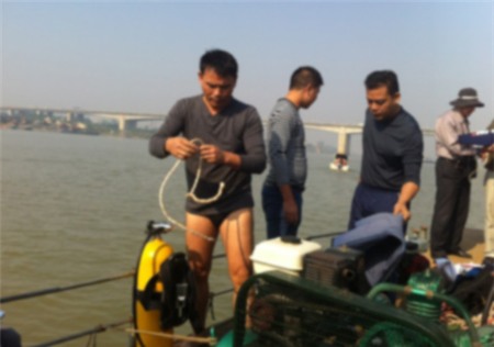 Xác định được vị trí tìm kiếm, các thợ lặn chuẩn bị đồ nghề để tiến hành nhiệm vụ