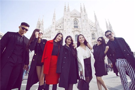 Thái Hà (áo trắng) nổi bật trong dàn mẫu nữ của công ty Venus