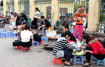 trùm-vỉa-hè, vỉa hè, kinh-doanh, bảo-kê, buôn-bán, bán-hàng, quan-hệ, Hà-Nội