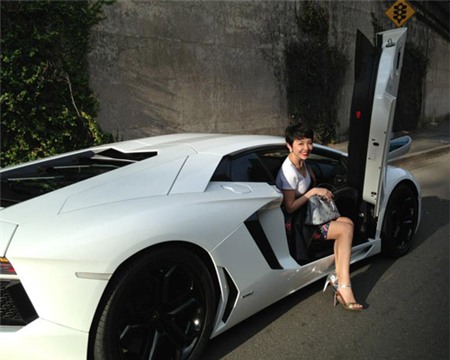 Tóc Tiên siêu sexy dù trong nhà, ngoài phố - 16