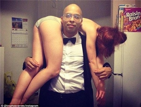 Nghệ thuật khó hiểu: quấn người mẫu nữ quanh cổ như quàng khăn 3