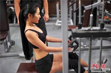 Hậu trường làm nghề người mẫu nội y của cô gái trẻ 19