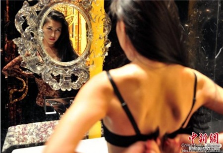 Hậu trường làm nghề người mẫu nội y của cô gái trẻ 9